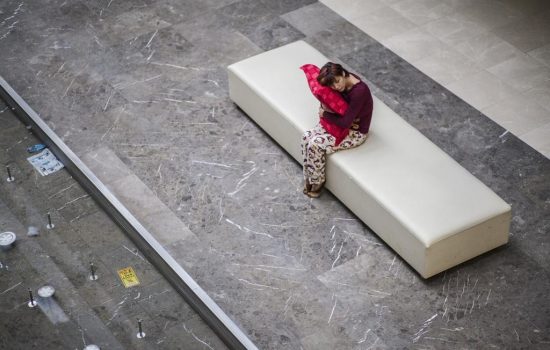 O persoană odihnindu-se confortabil în pat, cu un mediu de somn relaxant, într-o cameră întunecată și liniștită. Somnul de calitate este esențial pentru sănătatea și bunăstarea noastră, iar articolul nostru dezvăluie secretele unui somn odihnitor. Descoperă cum să învingi insomnia și să îți recâștigi liniștea nopții