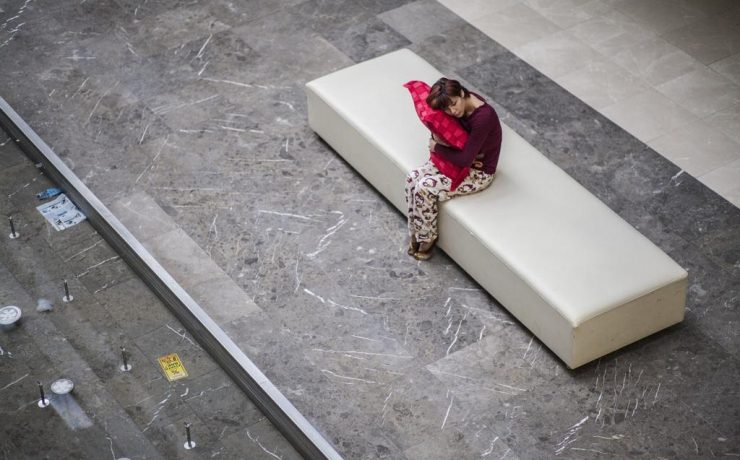 O persoană odihnindu-se confortabil în pat, cu un mediu de somn relaxant, într-o cameră întunecată și liniștită. Somnul de calitate este esențial pentru sănătatea și bunăstarea noastră, iar articolul nostru dezvăluie secretele unui somn odihnitor. Descoperă cum să învingi insomnia și să îți recâștigi liniștea nopții